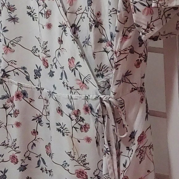 Trendsetter Floral Wrap Dress - Picture 5 of 8